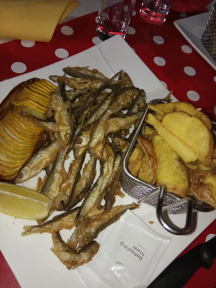 Petites Fritures Et Pommes de Terre Au Four